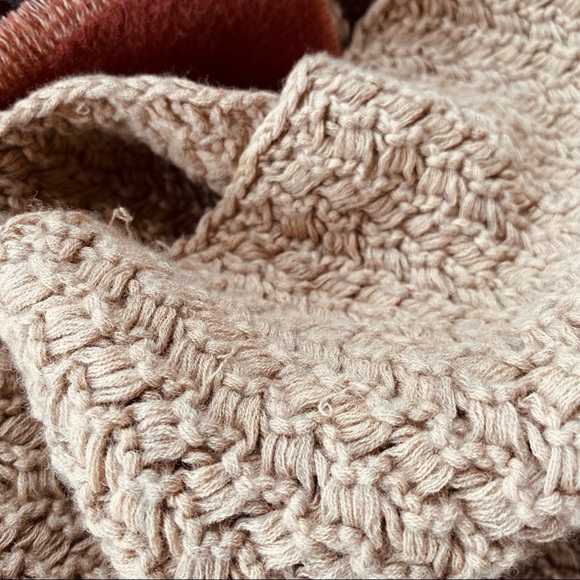 Canada Goose wool scarf tan color - Picture 4 of 4